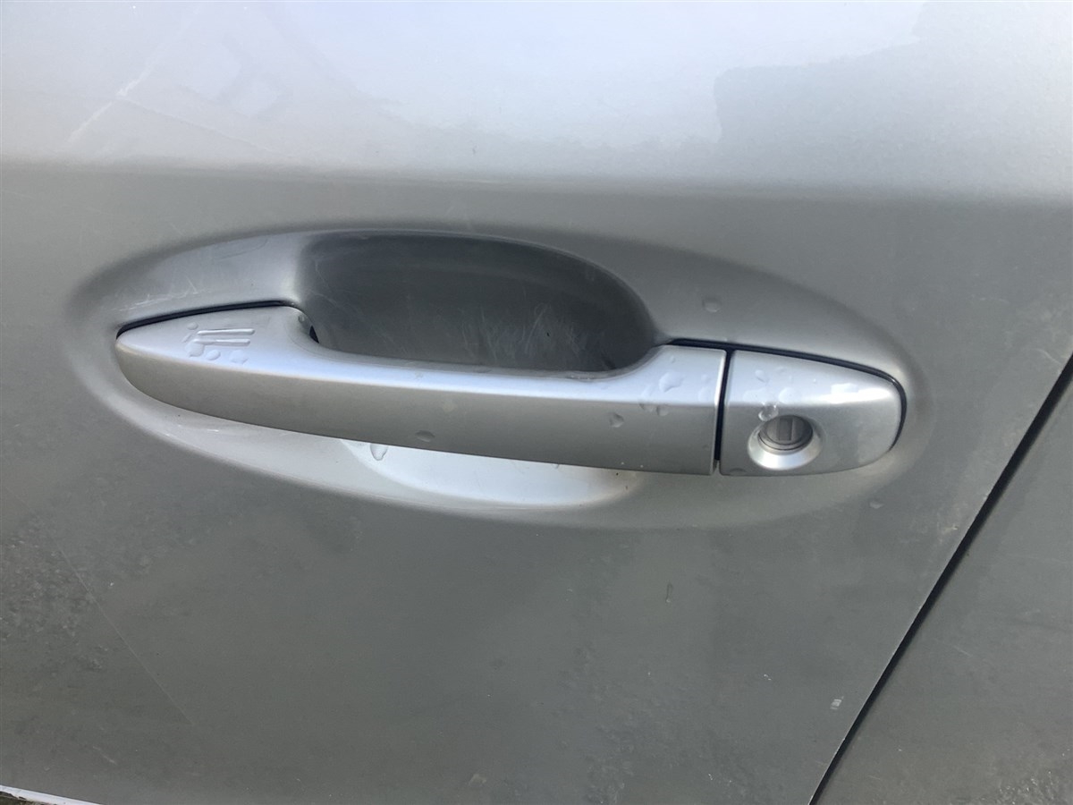 Dørhåndtak utv venstre foran til Toyota Prius +7, 2012-2020 (STV, Type III) (STV) 