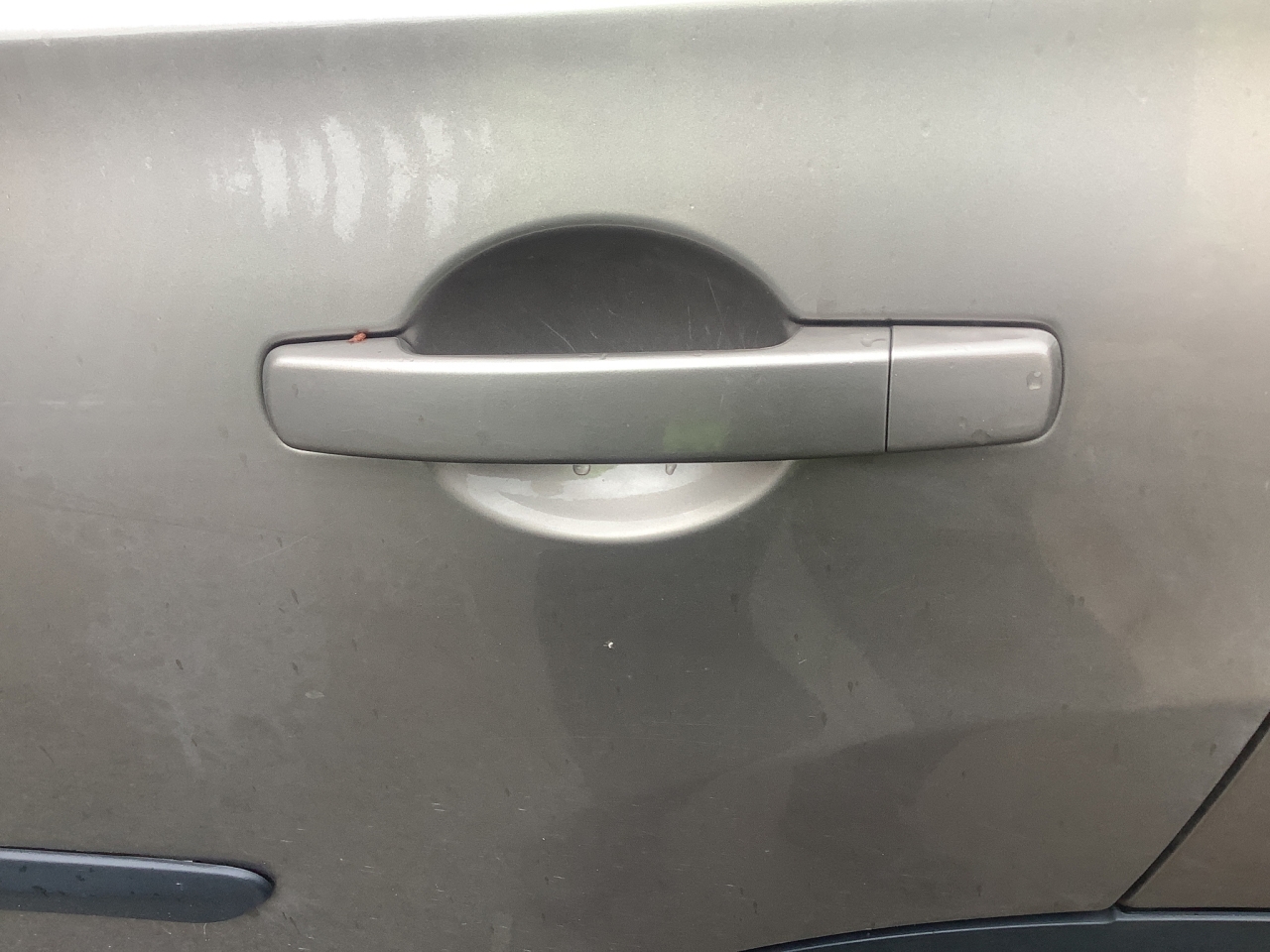 Dørhåndtak utv venstre bak til Nissan Qashqai, 2007-2010 (Type I, Fase 1)   